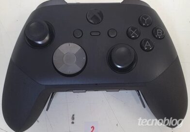 Top view of a black Xbox-like game controller with two analog sticks, D-pad, ABXY buttons, and center Xbox button; watermark TECNO BLOG visible in corner.