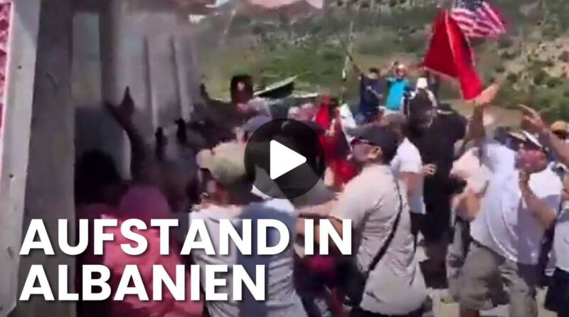 Crowd of protesters gathered outdoors, some waving flags, with bold overlay text reading 'AUFSTAND IN ALBANIEN' (news thumbnail).