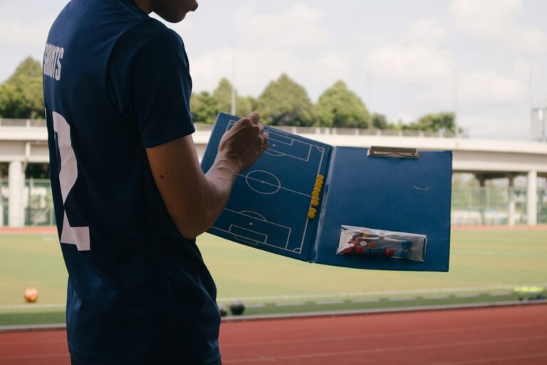 Trajner dhe lojtarë në akademi futbolli