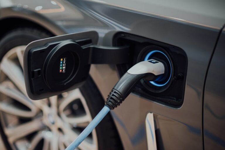 Makinë elektrike duke u karikuar