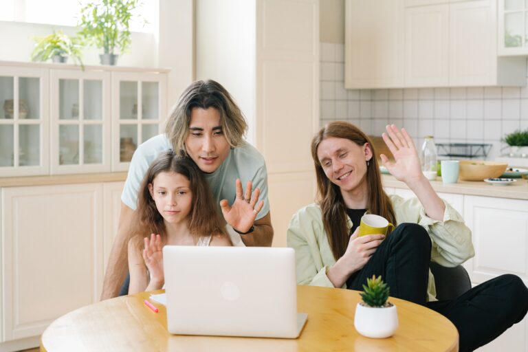 Familje duke komunikuar me video thirrje përmes laptopit
