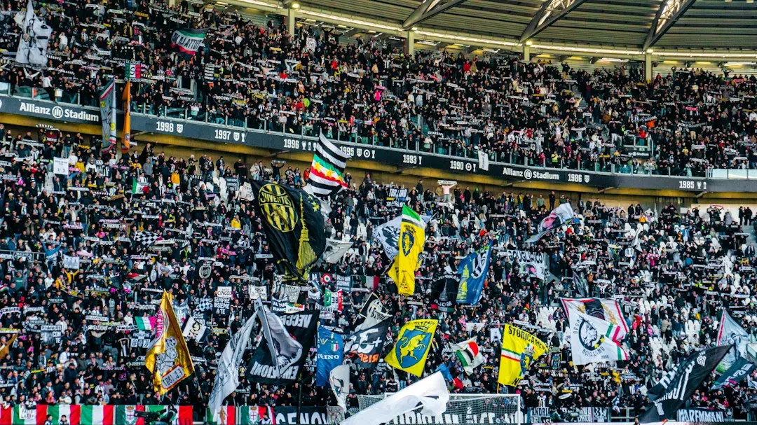 Edon Zhegrova te Juventusi dhe tifozët në stadium