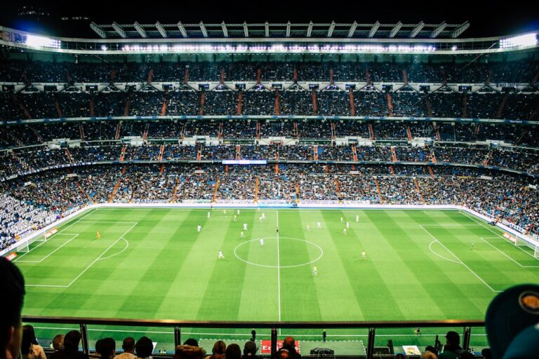 Fushë futbolli me portat dhe vijat e stadiumit