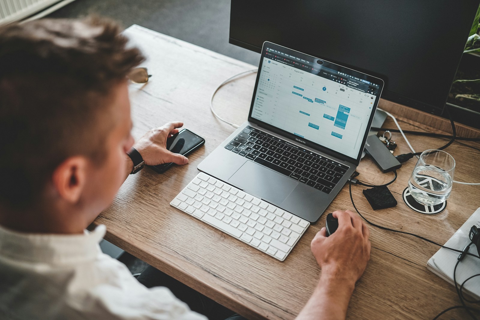 Laptop dhe pajisje teknologjike në një ambient profesional