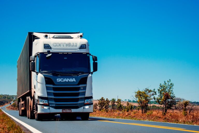 Kamion transporti në rrugë për artikullin mbi transportin autonom