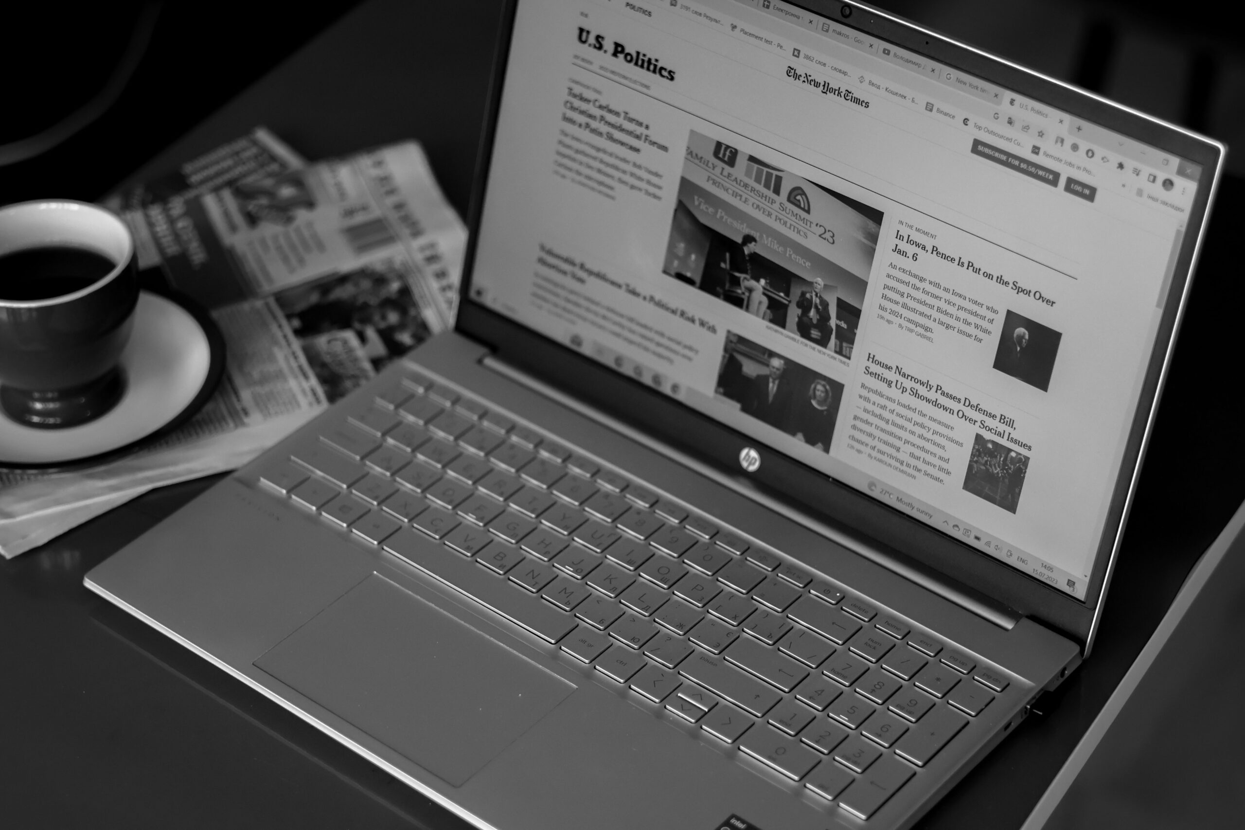 Laptop me lajme dhe gazeta gjatë kontrollimit të informacionit