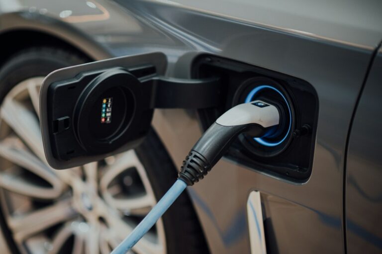 Makinë elektrike duke u karikuar - makinat elektrike më të pritura të 2026