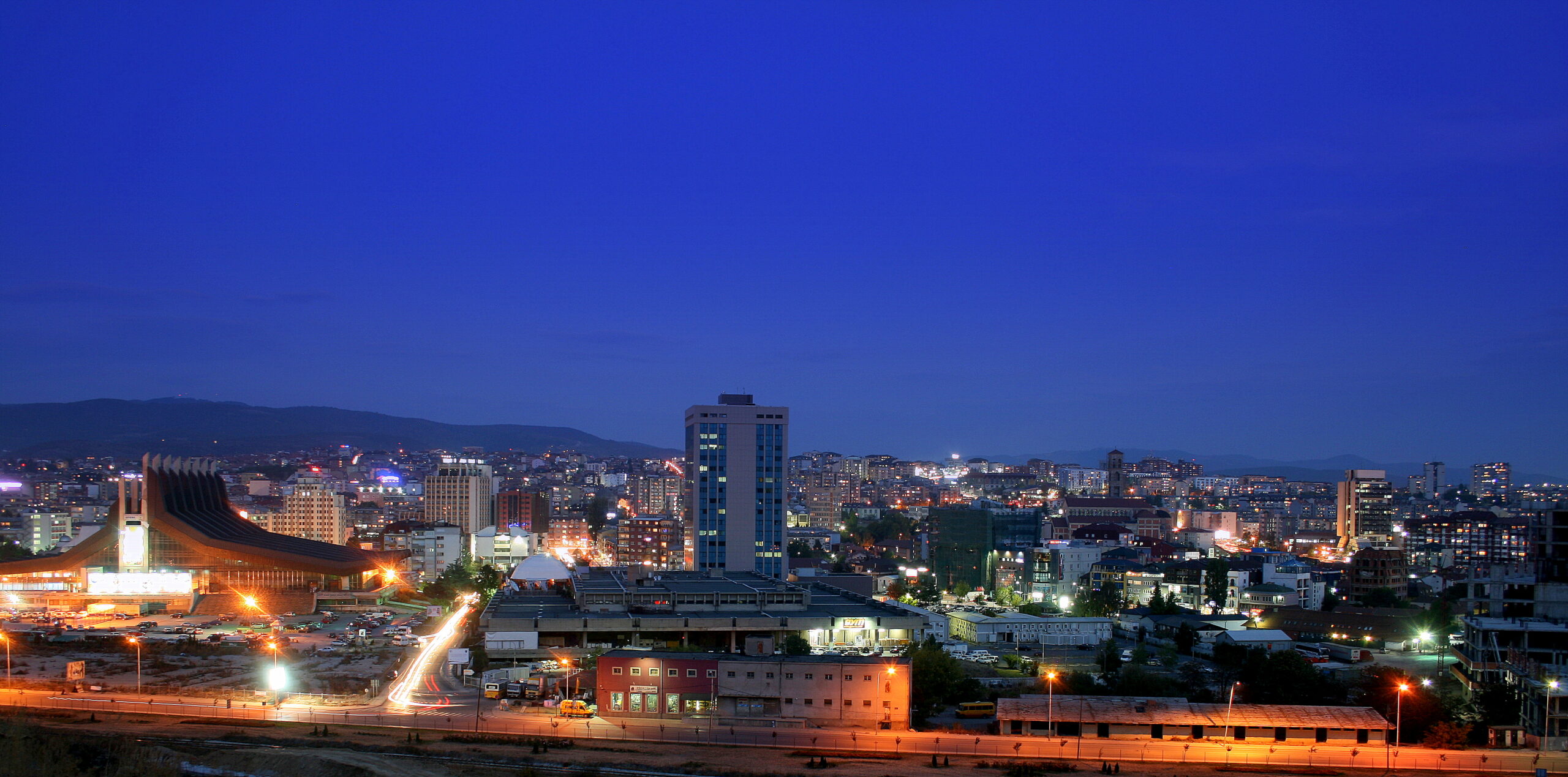 Prishtina në mbrëmje