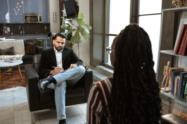 Intervistë pune në një zyrë moderne me kandidat dhe punëdhënës