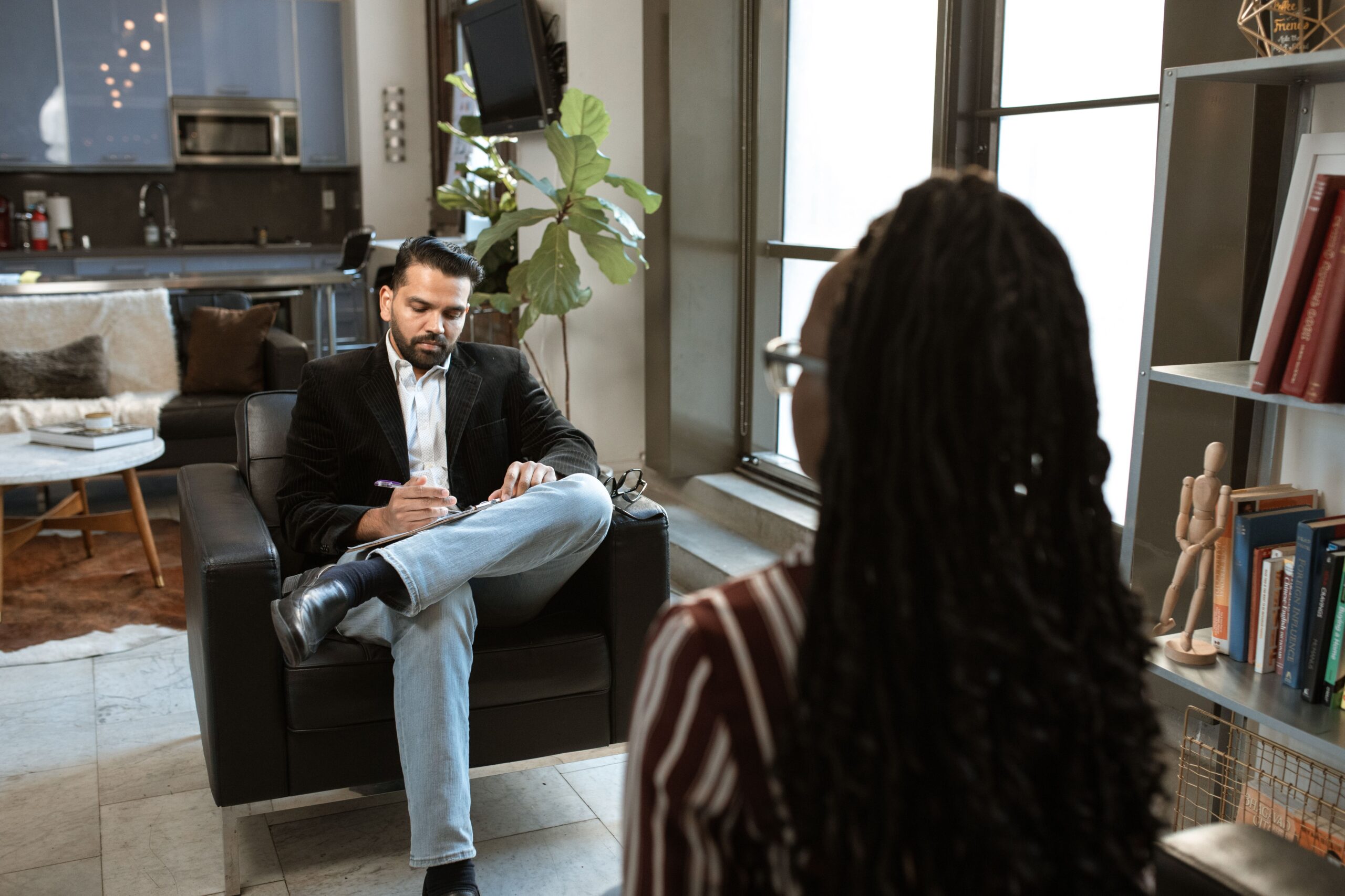 Intervistë pune në një zyrë moderne me kandidat dhe punëdhënës