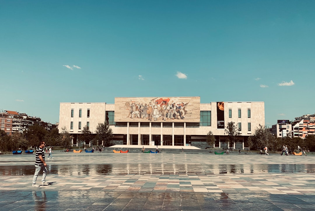 Godinë në Tiranë për artikullin mbi platformën e biznesit