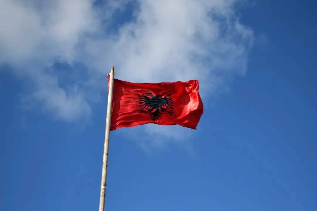 Shqipëria në BE me flamurin shqiptar dhe qiellin mbi Shqipëri