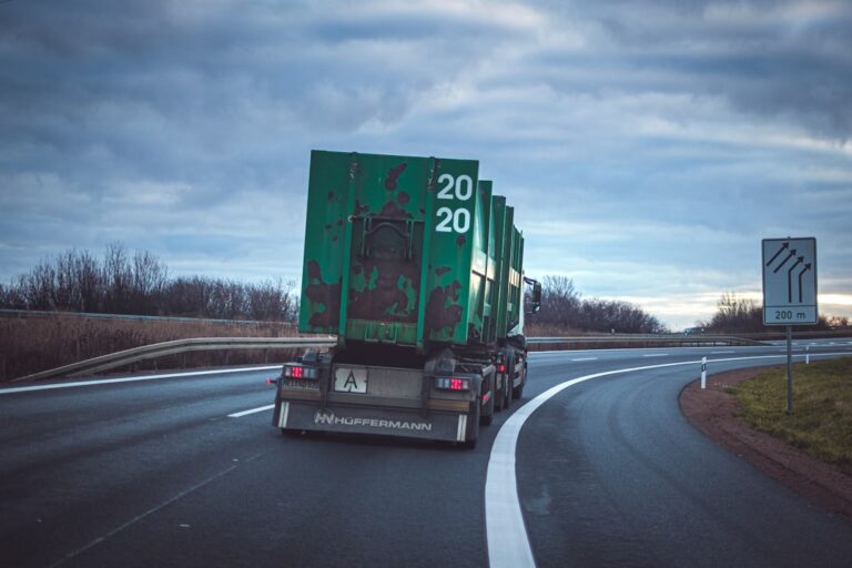 Kamion në rrugët e Gjermanisë që simbolizon transportin modern dhe elektrik
