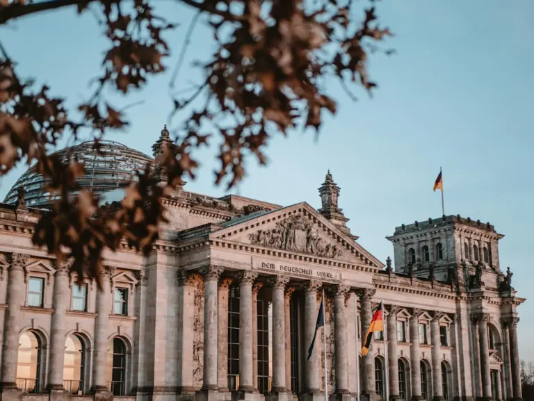 Protestë shqiptare në Berlin para Parlamentit gjerman