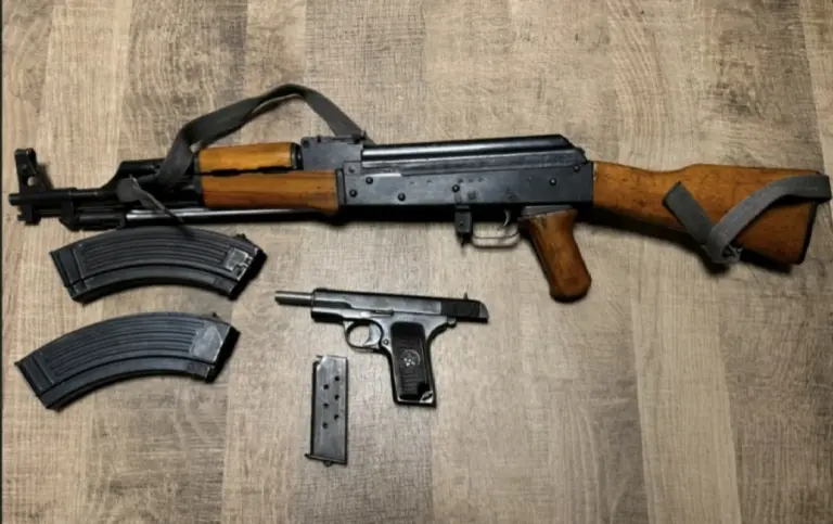 Shtime: sekuestrohen një AK-47 dhe një pistoletë në një shtëpi, nën hetim 57-vjeçari R.B.