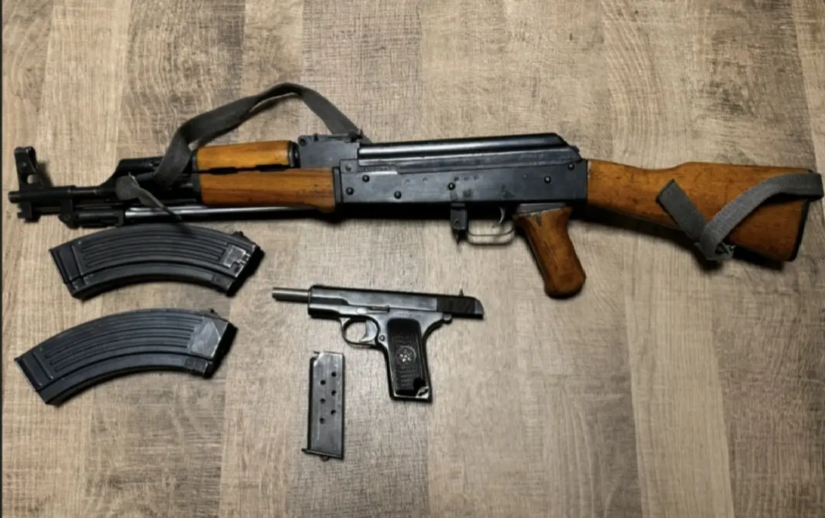 Shtime: sekuestrohen një AK-47 dhe një pistoletë në një shtëpi, nën hetim 57-vjeçari R.B.