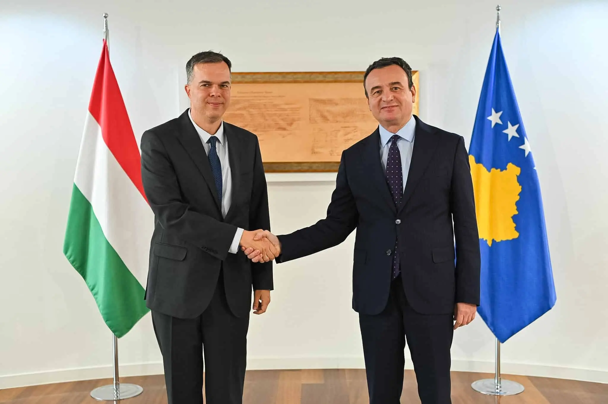 Kurti takon ambasadorin hungarez Dux, flasin për KFOR-in dhe bashkëpunimin ekonomik