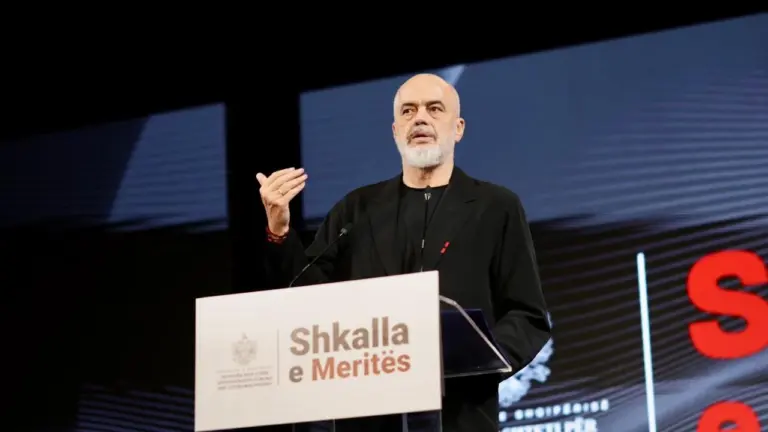 🎙️ "Më mirë një mur në Shqipëri se një pallat në vend të huaj”