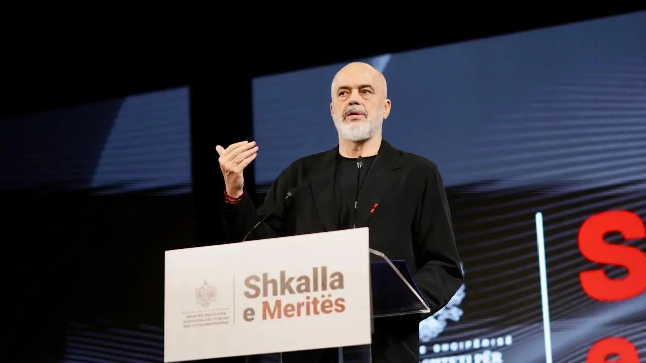 🎙️ "Më mirë një mur në Shqipëri se një pallat në vend të huaj”